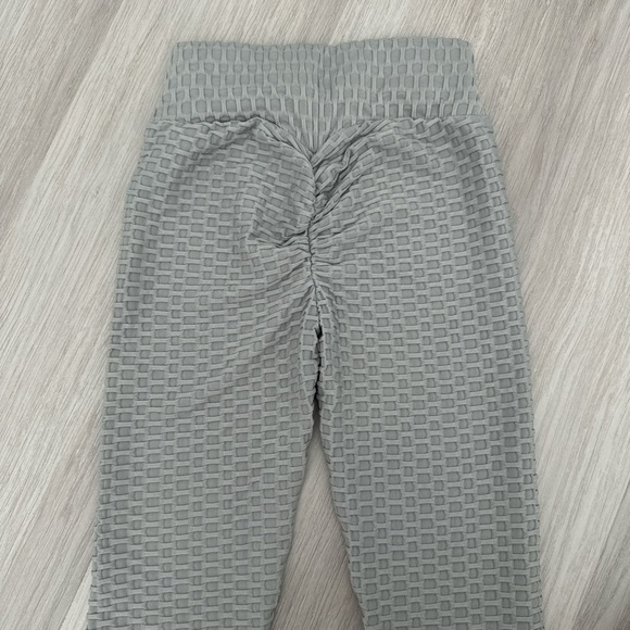 Women's Gray Textured Leggings - Picture 4 of 4